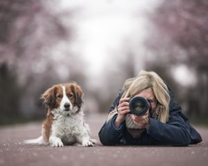 Tierfotografin Kristin Berthelmann und ihr Hund Finny