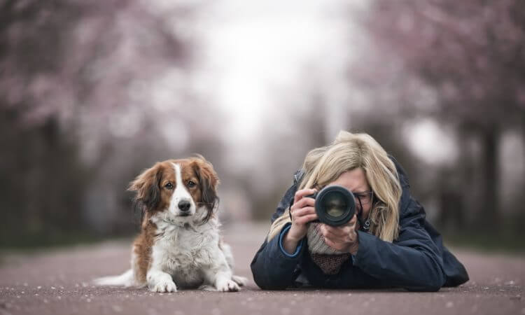Tierfotografin Kristin Berthelmann und ihr Hund Finny
