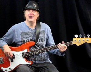 Tom Bornemann am Bass